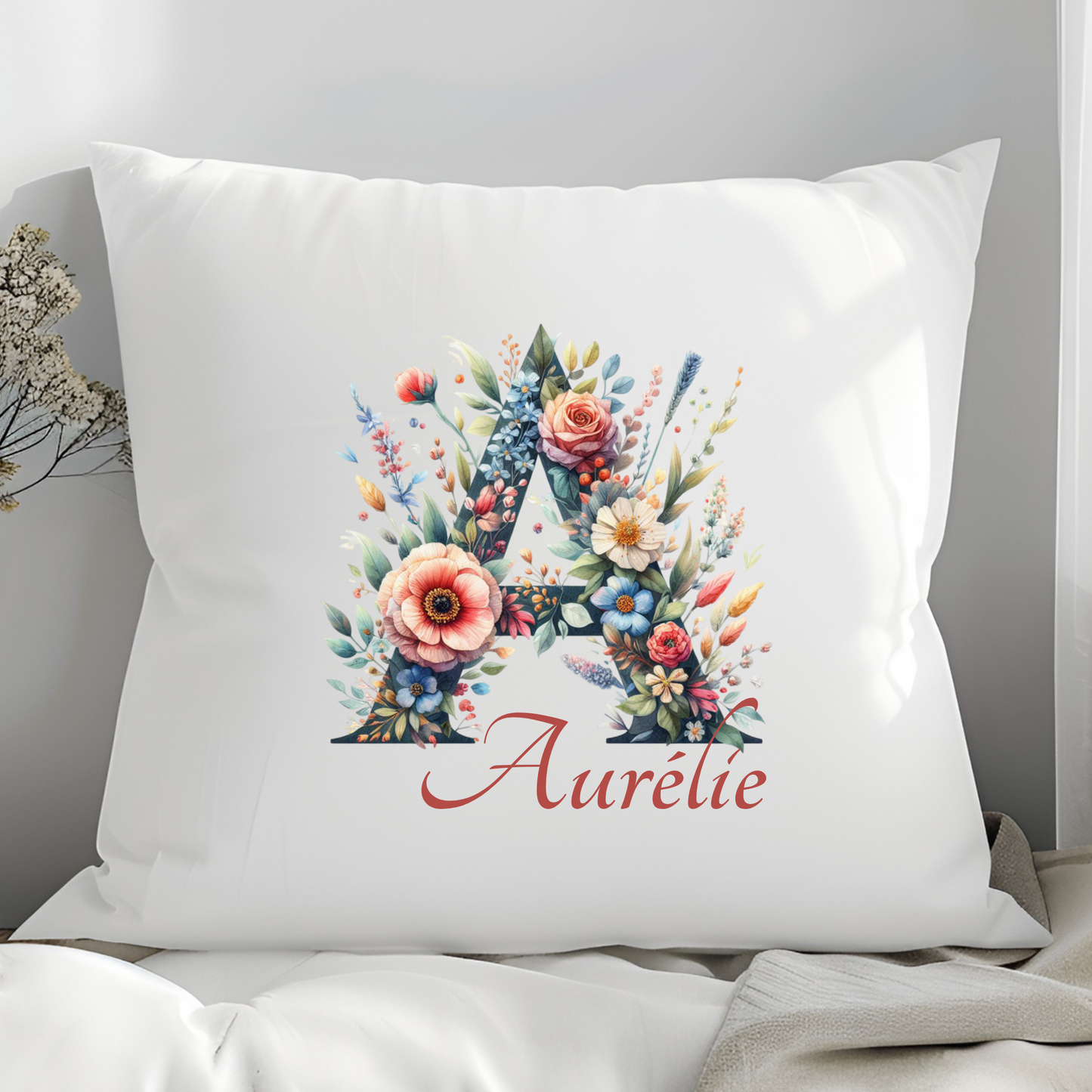 Coussin Personnalisé avec Initiale Fleurie &Prénom – Déco Élégante &Cadeau Unique | 40x40cm